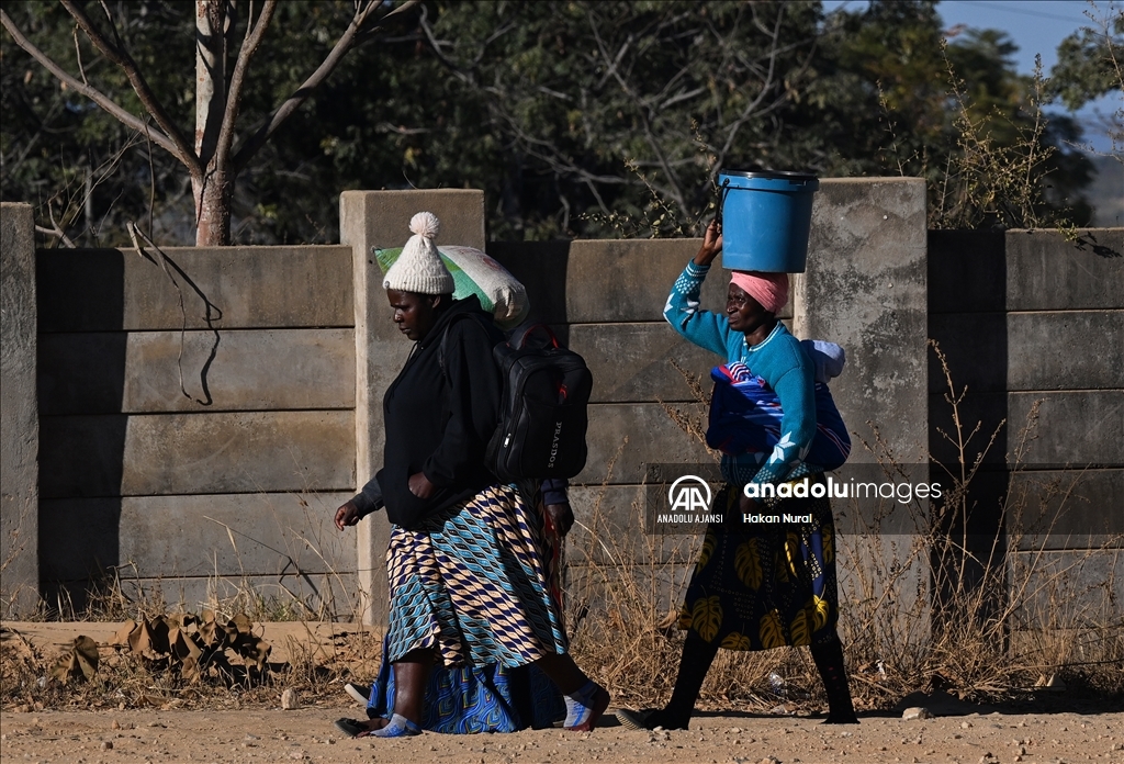 Zimbabve’de kültürel bir miras: Kadınların hayatın her alanında yüklerini başlarında taşıması