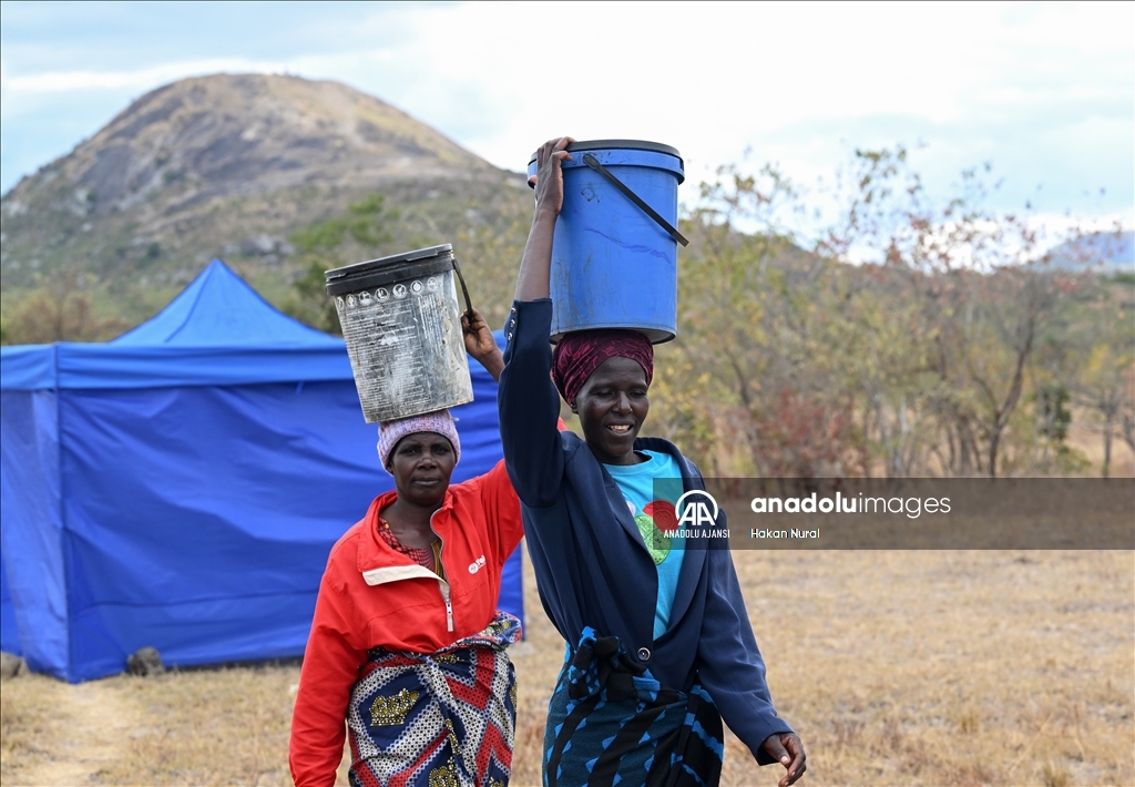 Zimbabve’de kültürel bir miras: Kadınların hayatın her alanında yüklerini başlarında taşıması