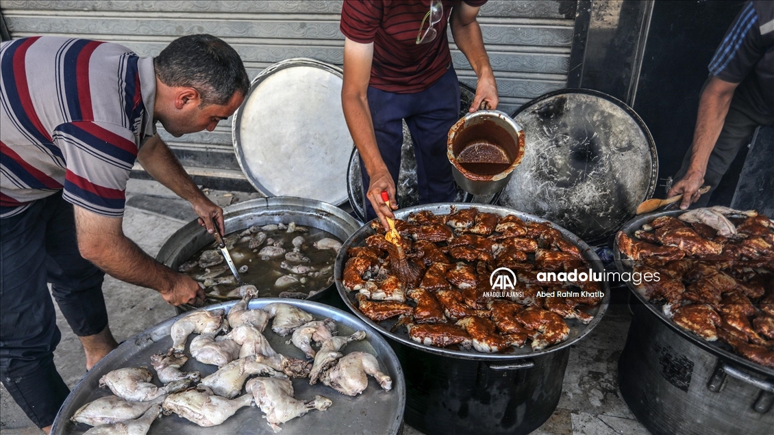 Gazze'deki gönüllü Filistinliler, Han Yunus'a sığınan ailelere yemek hazırlamak için yoğun mesai yapıyor