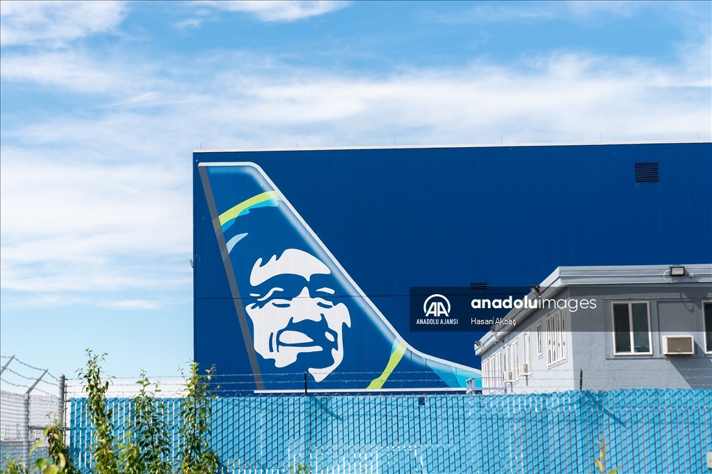Alaska'daki Ted Stevens Anchorage Uluslararası Havalimanı çeşitli havayolları şirketlerine ev sahipliği yapıyor
