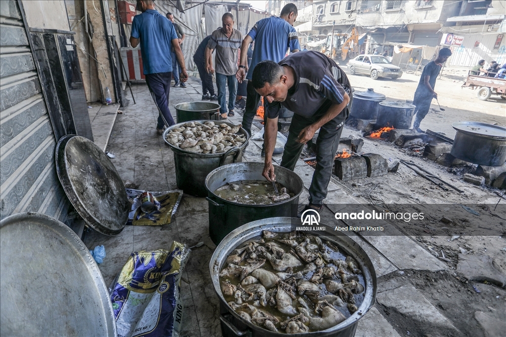 Gazze'deki gönüllü Filistinliler, Han Yunus'a sığınan ailelere yemek hazırlamak için yoğun mesai yapıyor