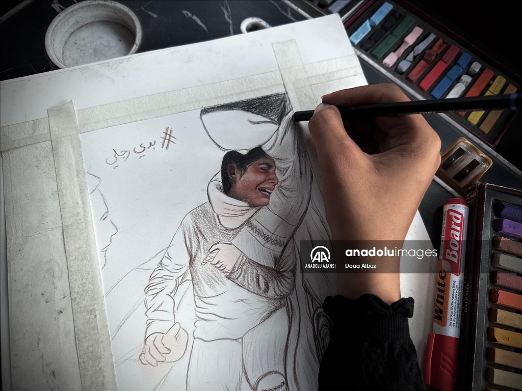 Filistinli genç kadın, savaşın gölgesinde resim çizmeye devam ediyor