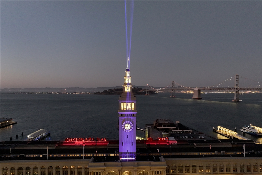 San Francisco'da 4 Temmuz lazer ışık gösterisi yapıldı