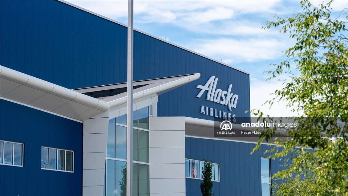 Alaska'daki Ted Stevens Anchorage Uluslararası Havalimanı çeşitli havayolları şirketlerine ev sahipliği yapıyor
