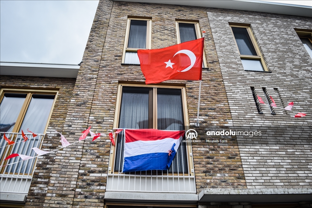 Çeyrek final öncesi Hollanda sokakları Türk ve Hollanda bayraklarıyla donatıldı