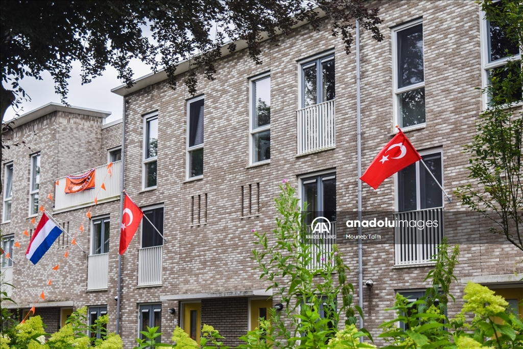 Çeyrek final öncesi Hollanda sokakları Türk ve Hollanda bayraklarıyla donatıldı