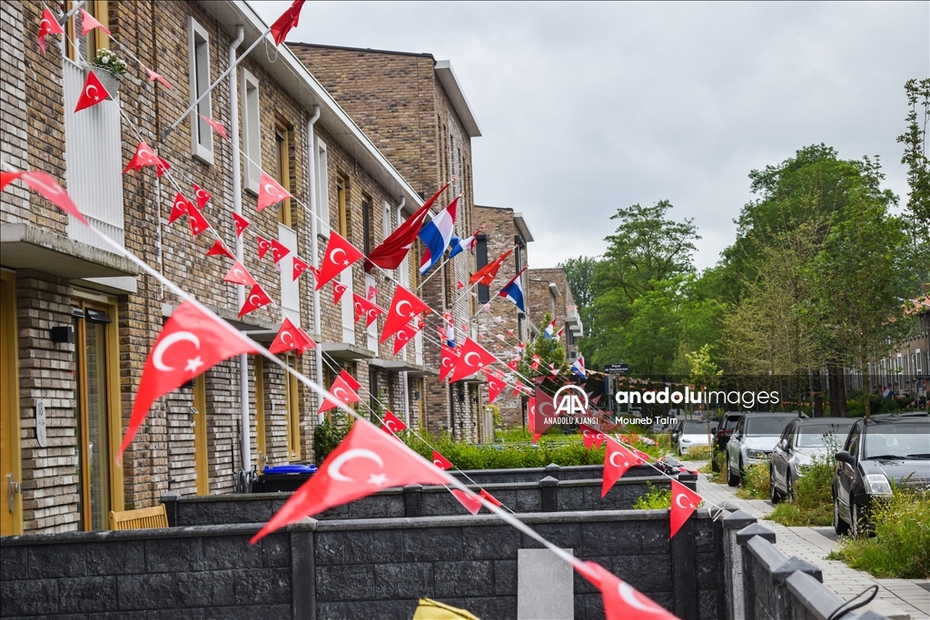 Çeyrek final öncesi Hollanda sokakları Türk ve Hollanda bayraklarıyla donatıldı