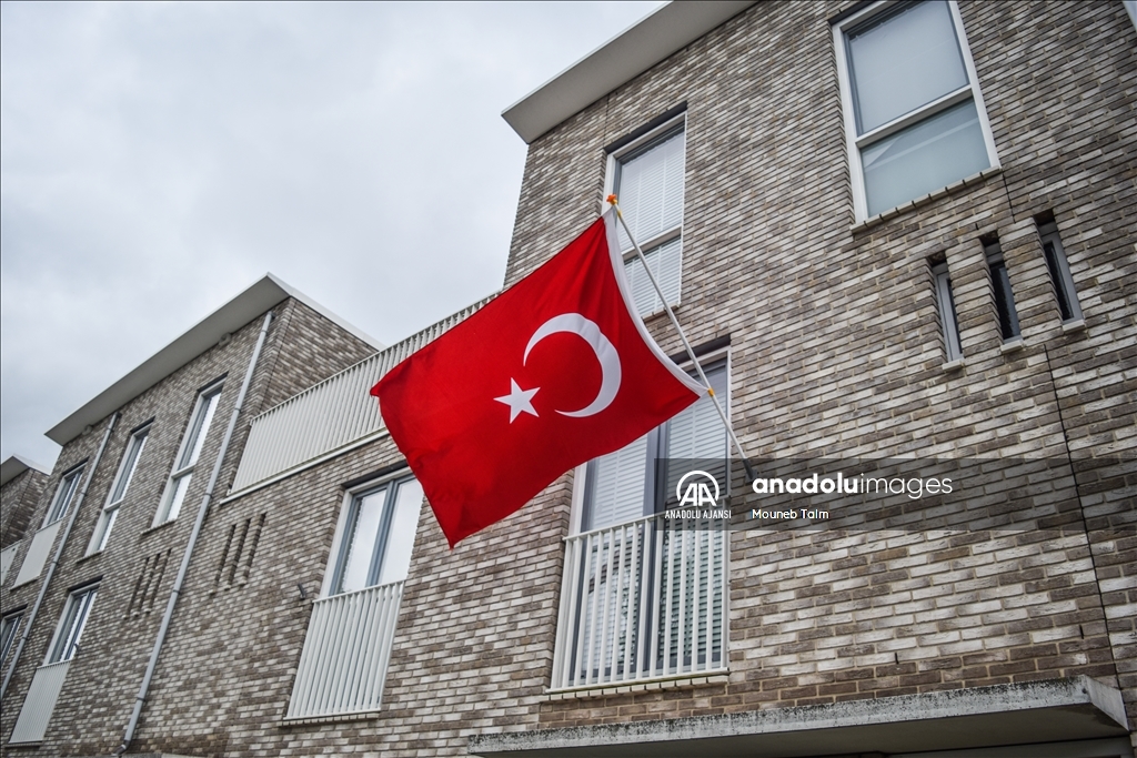 Çeyrek final öncesi Hollanda sokakları Türk ve Hollanda bayraklarıyla donatıldı