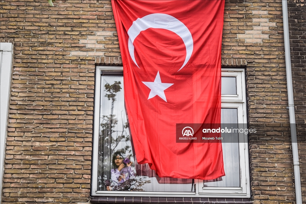 Çeyrek final öncesi Hollanda sokakları Türk ve Hollanda bayraklarıyla donatıldı
