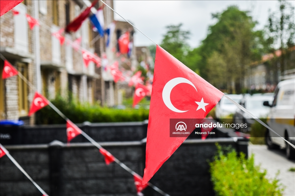 Çeyrek final öncesi Hollanda sokakları Türk ve Hollanda bayraklarıyla donatıldı