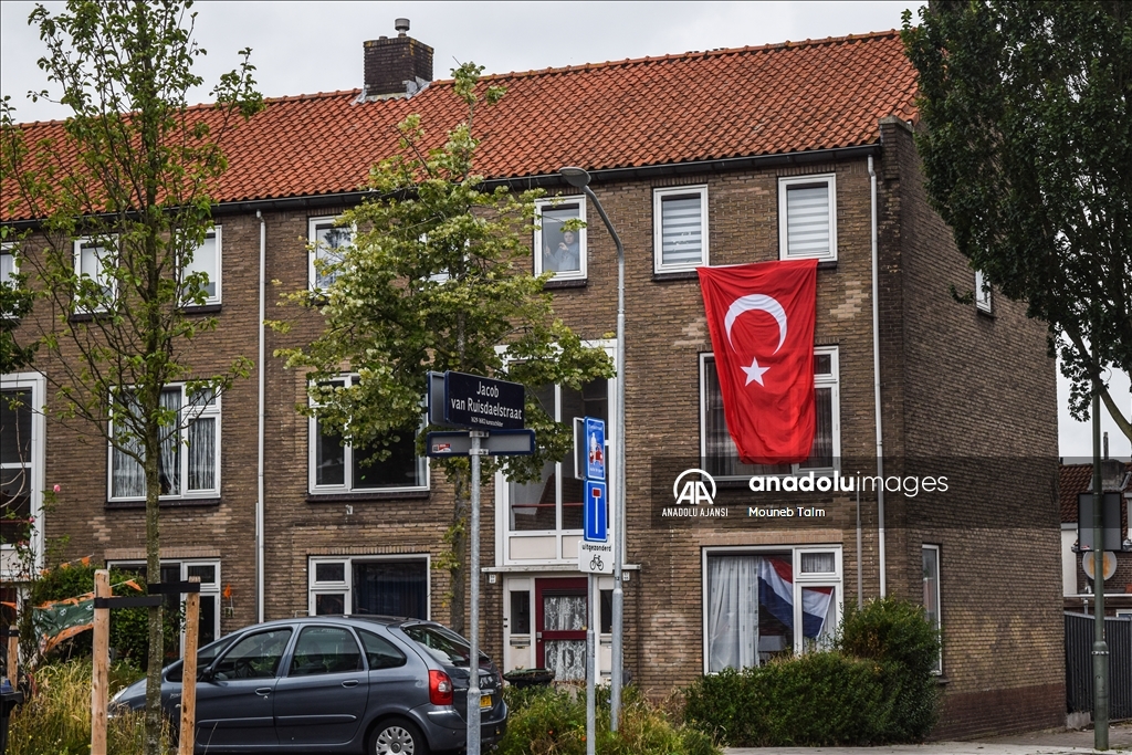 Çeyrek final öncesi Hollanda sokakları Türk ve Hollanda bayraklarıyla donatıldı