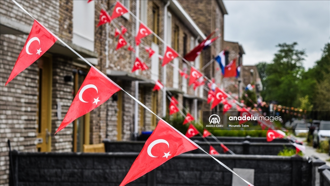Çeyrek final öncesi Hollanda sokakları Türk ve Hollanda bayraklarıyla donatıldı