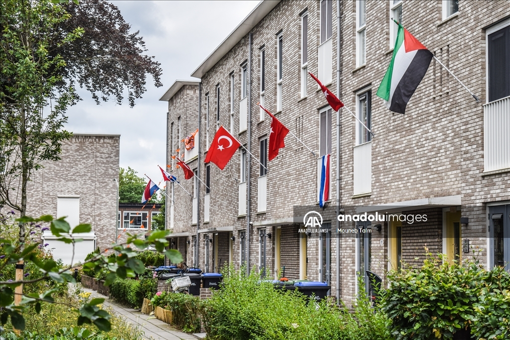 Çeyrek final öncesi Hollanda sokakları Türk ve Hollanda bayraklarıyla donatıldı