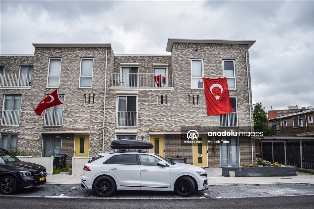 Çeyrek final öncesi Hollanda sokakları Türk ve Hollanda bayraklarıyla donatıldı