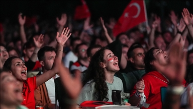 Türkiye- Hollanda maçı dev ekranlardan izlendi
