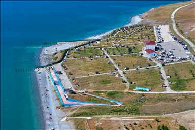 Отмеченный «Голубым флагом» общественный пляж «Моллакасым» в турецком Ване пользуется популярностью у туристов