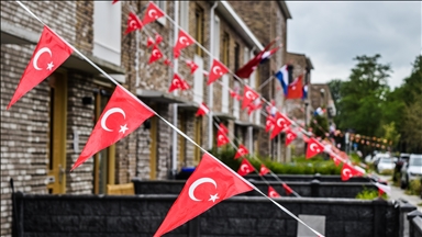 Çeyrek final öncesi Hollanda sokakları Türk ve Hollanda bayraklarıyla donatıldı