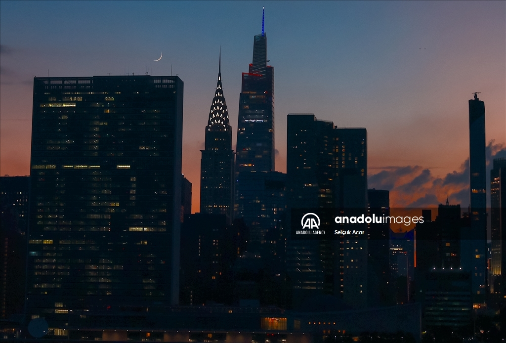 Crescent moon rises over New York City skyline - Anadolu Ajansı