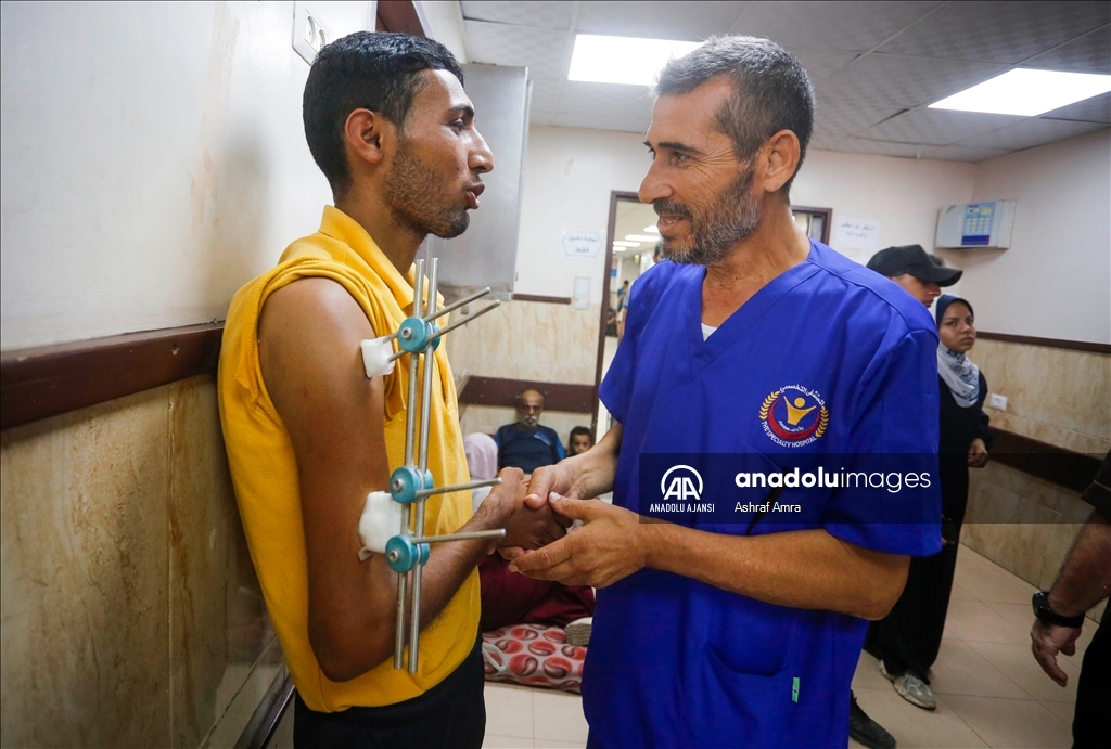 İsrail’in 200 gündür esir tuttuğu Gazzeli doktor serbest bırakılmasının ardından tekrar görevine başladı