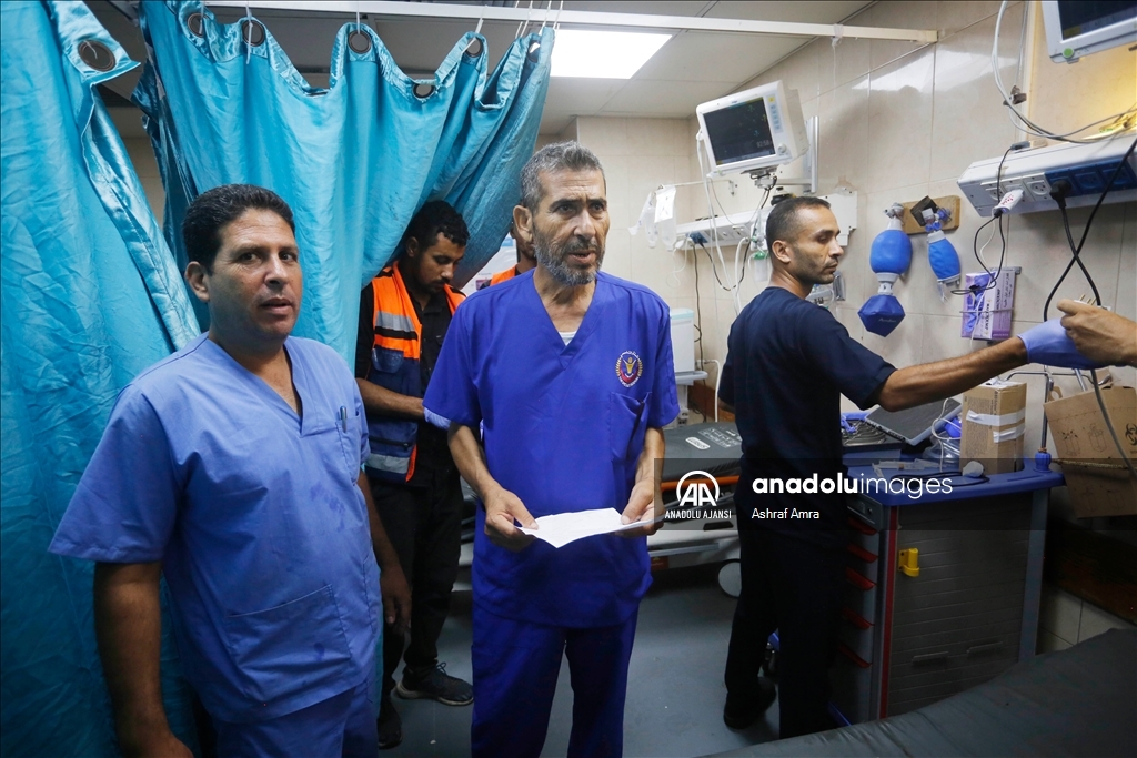 İsrail’in 200 gündür esir tuttuğu Gazzeli doktor serbest bırakılmasının ardından tekrar görevine başladı
