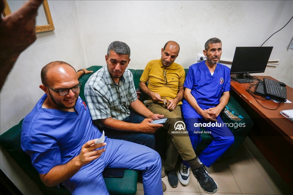 İsrail’in 200 gündür esir tuttuğu Gazzeli doktor serbest bırakılmasının ardından tekrar görevine başladı