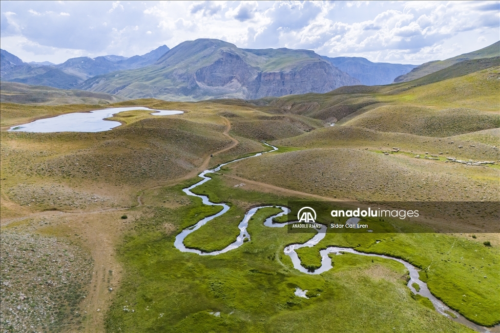 Tunceli'nin 3 bin rakımdaki göl ve menderesleri hayvancılığa hayat veriyor