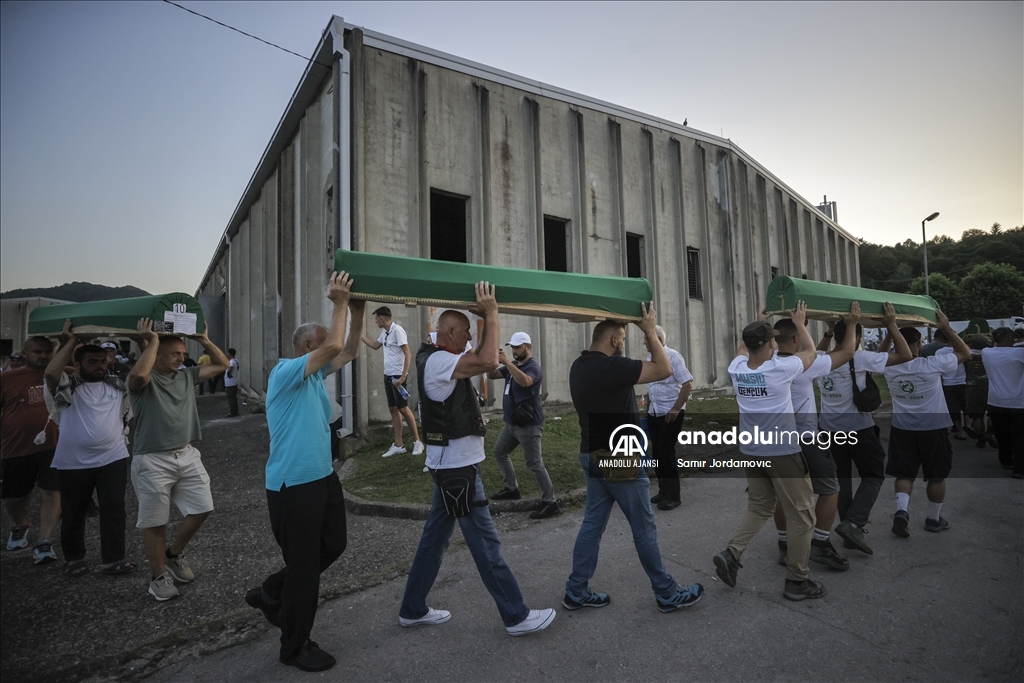 Srebrenitsa soykırımında katledilen 14 kurbanın cenazeleri defnedileceği anıt mezarlığa taşındı