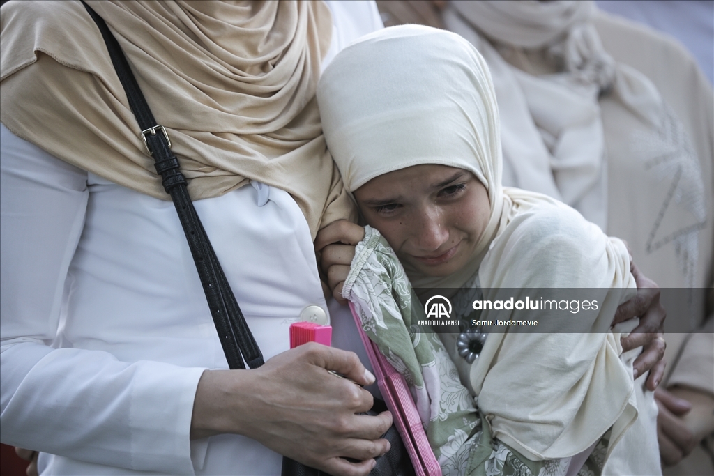 Srebrenitsa soykırımında katledilen 14 kurbanın cenazeleri defnedileceği anıt mezarlığa taşındı