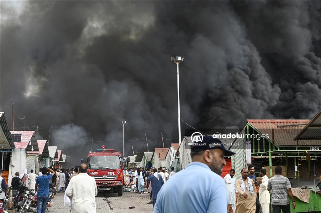Pakistan'da pazar yerinde yangın