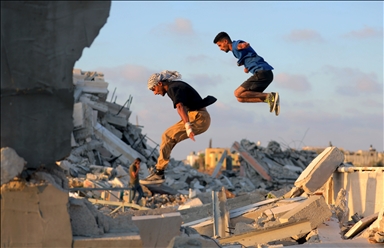 Молодежь в Газе занимается паркуром на руинах разрушенных Израилем зданий