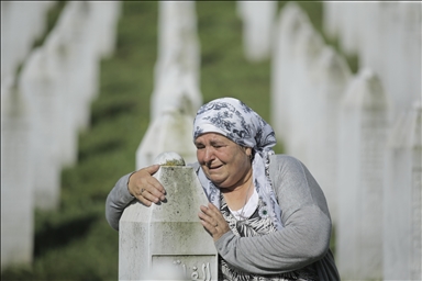 Porodice u Potočarima okupljaju se uoči dženaza-namaza za 14 žrtava genocida u Srebrenici