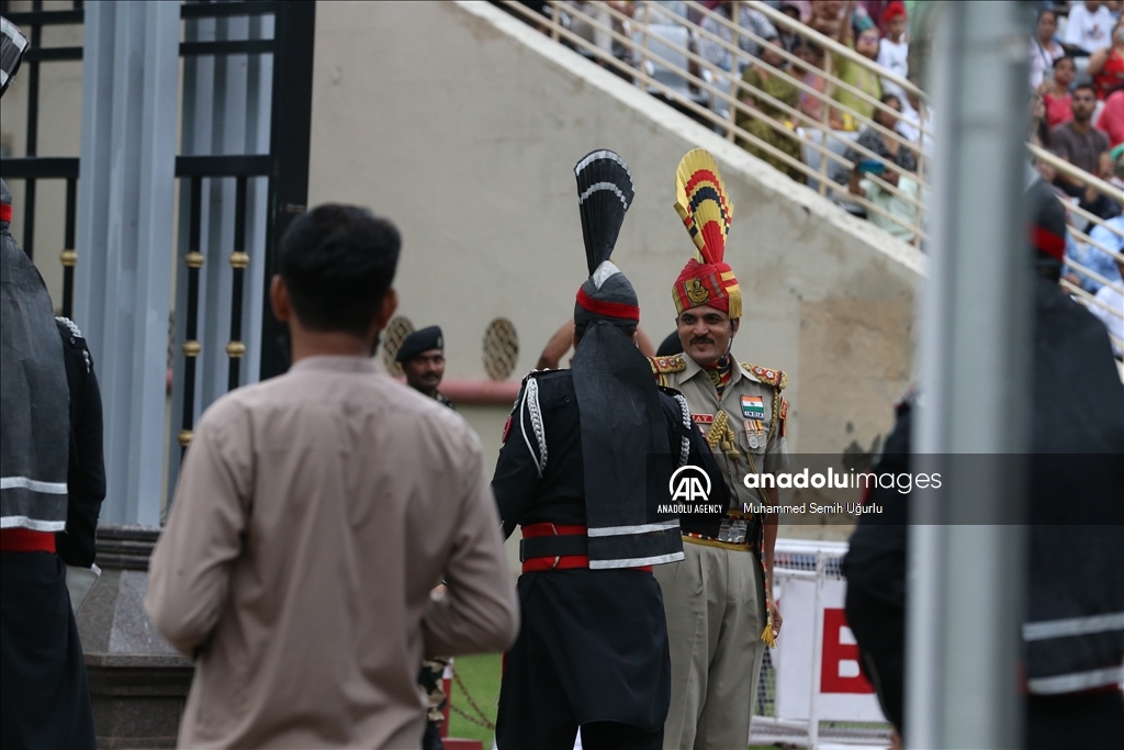 Церемония спуска флагов Индии и Пакистана проводится на границе двух стран с 1959 года
