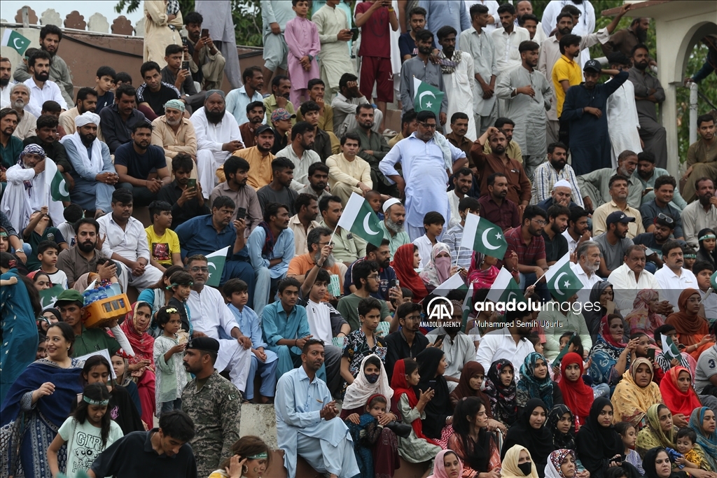 Церемония спуска флагов Индии и Пакистана проводится на границе двух стран с 1959 года