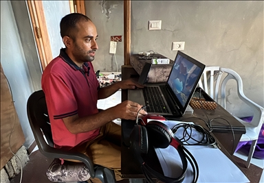 فلسطيني يناقش رسالة الدكتوراه من منزله المدمر في شمال قطاع غزة