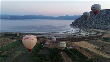 Burdur'da Salda Gölü manzaralı sıcak hava balon turizmi başlatıldı