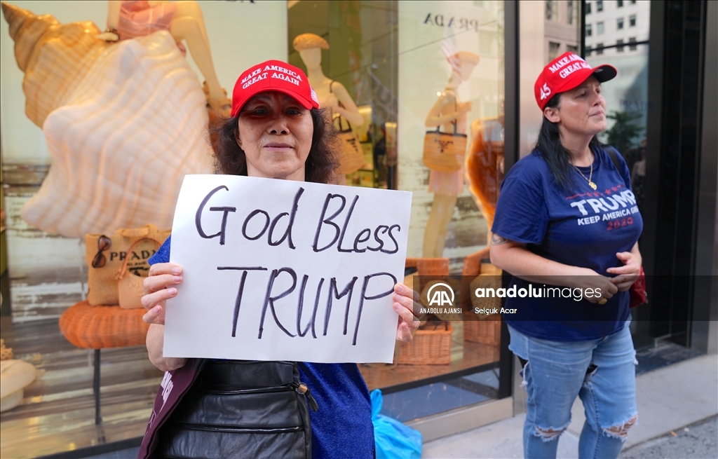 Trump'a suikast girişiminden sonra destekçileri New York'taki Trump Tower önünde toplandı