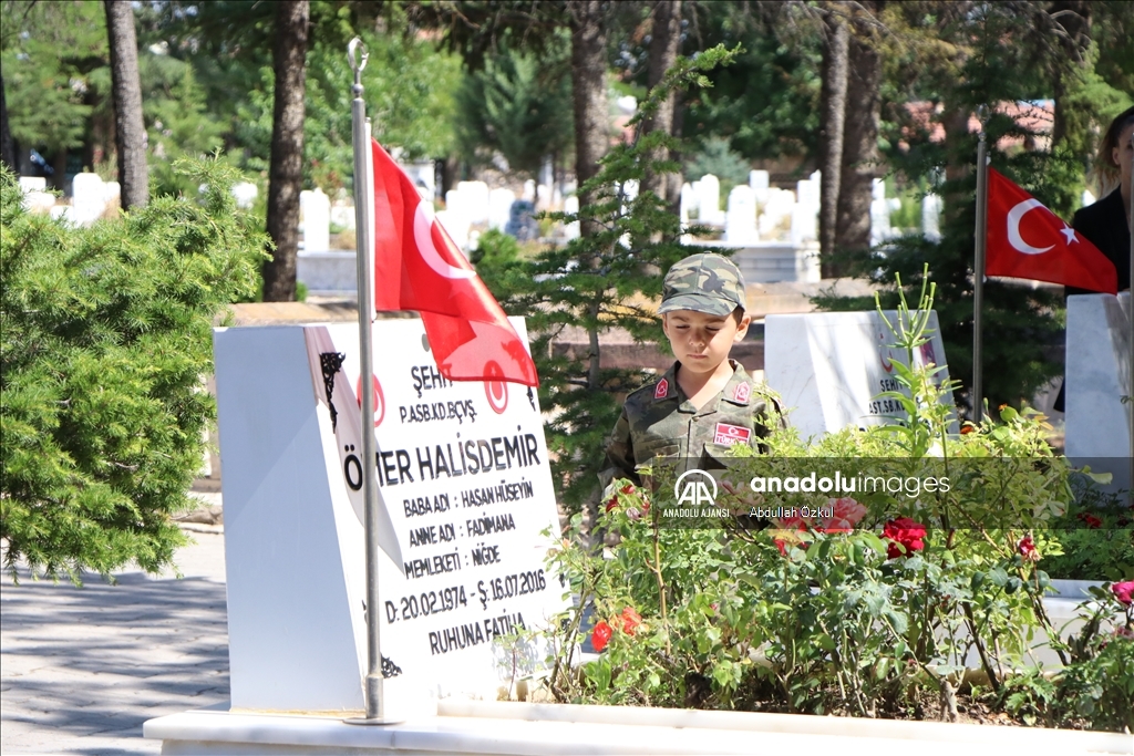 15 Temmuz kahramanı şehit Ömer Halisdemir'in kabrinde yoğunluk yaşanıyor