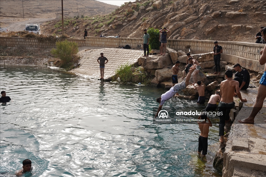 Irak'ta serinlemek isteyenler nehirlere ve su kanallarına akın etti