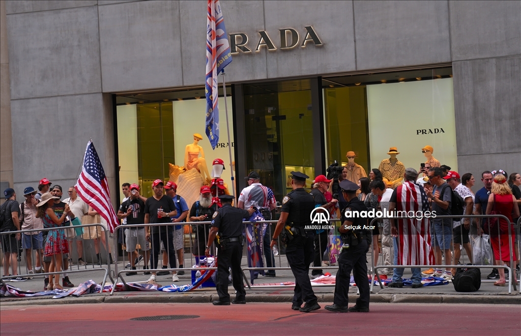 Trump'a suikast girişiminden sonra destekçileri New York'taki Trump Tower önünde toplandı