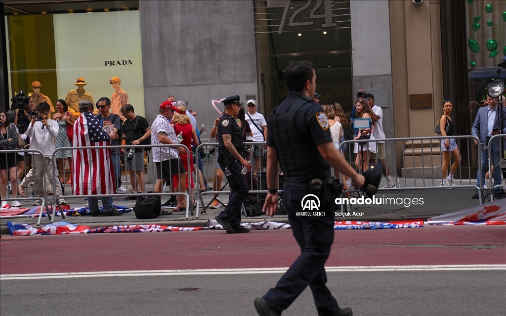Trump'a suikast girişiminden sonra destekçileri New York'taki Trump Tower önünde toplandı