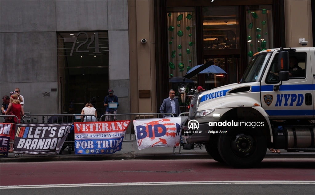 Trump'a suikast girişiminden sonra destekçileri New York'taki Trump Tower önünde toplandı