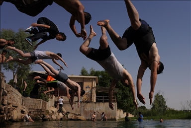 Жители Ирака стекаются к рекам и водоканалам из-за жары