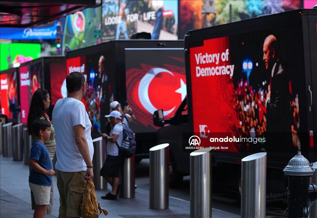 На Таймс-сквер в Нью-Йорке открылась выставка по случаю Дня демократии и национального единства - 15 июля
