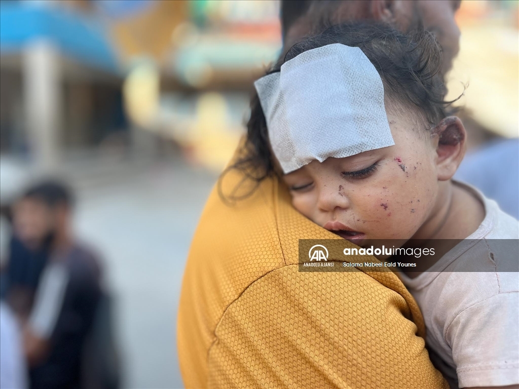 İsrail'in saldırılarından kurtarılan Filistinli çocuk