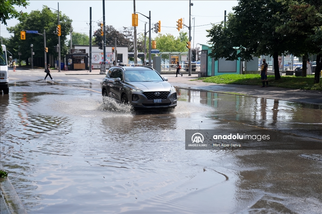 Toronto'da şiddetli yağışlar sele neden oldu