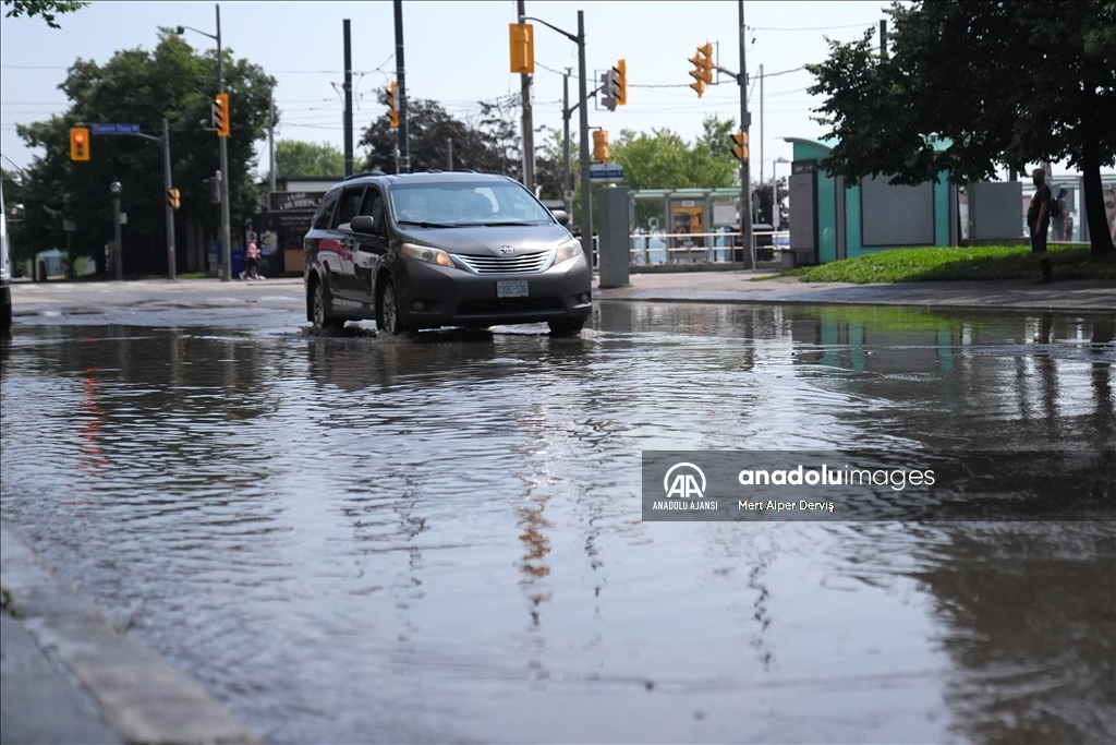Toronto'da şiddetli yağışlar sele neden oldu