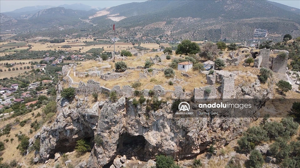 Beçin Antik Kenti'ndeki kale duvarları ve burçlar ayağa kaldırılıyor