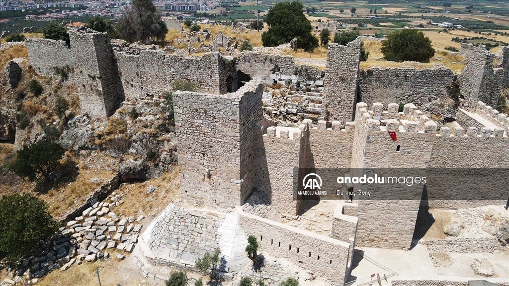 Beçin Antik Kenti'ndeki kale duvarları ve burçlar ayağa kaldırılıyor