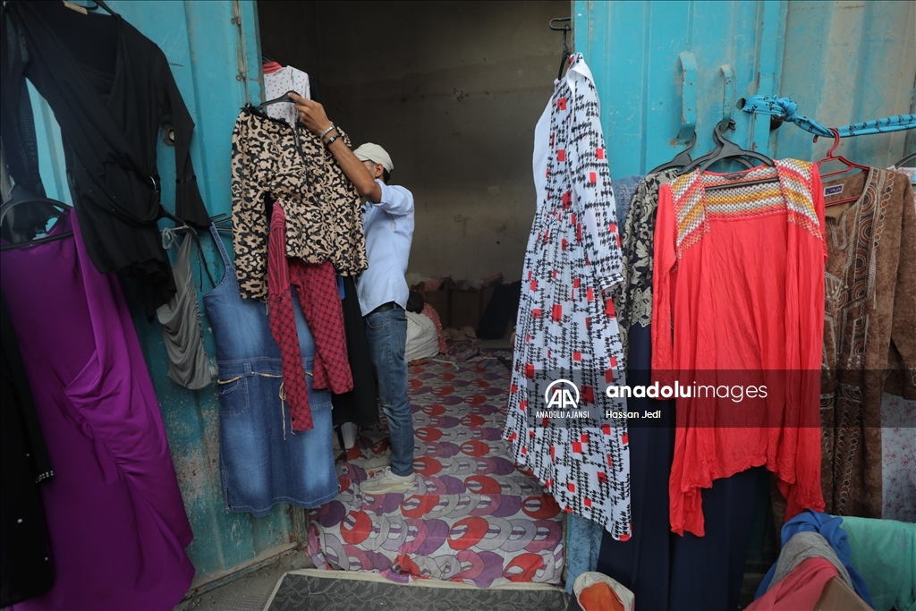 Gazze'de yerinden edilmiş Filistinliler ikinci el kıyafet arayışına girdi