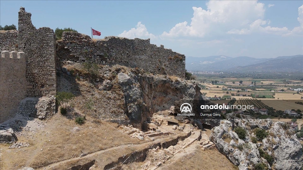 Beçin Antik Kenti'ndeki kale duvarları ve burçlar ayağa kaldırılıyor